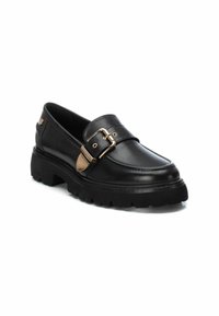 Mocasines de cuero negro con un diseño estructurado, que cuentan con un acento de hebilla dorada, suela de goma con surcos para tracción.
