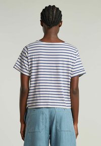 Camiseta de algodón a rayas con un ajuste relajado, escote ancho y mangas cortas, en blanco con rayas horizontales azules.