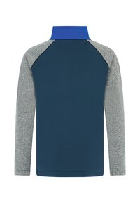 Camisa de manga larga con un cuerpo azul oscuro y mangas texturizadas en gris claro. Presenta un cuello azul y costuras negras a lo largo de las costuras.