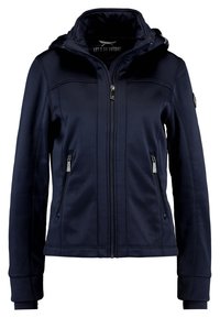 Navyblå softshelljacka med dragkedja framtill och justerbar huva. Den har sidofickor med dragkedja och en figurnära design med subtila sömnadsdetaljer.