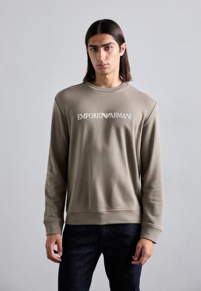 Sweatshirt kaki avec manches longues, col ras du cou, et logo "EMPORIO ARMANI" brodé en blanc sur la poitrine. Texture douce, coupe relaxée.