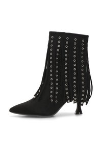 Bota de ante negra hasta el tobillo con punta afilada, detalles de flecos y acentos de ojales plateados. Presenta un tacón de altura media para un estilo elevado.