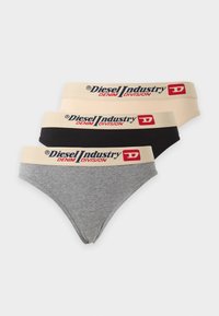 Trois slips de la marque Diesel Industry en beige, noir et gris avec des ceintures beige et des logos texte rouges et bleus.