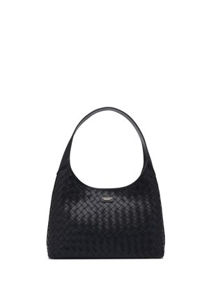 Borsa nera con texture intrecciata e tracolla corta, con una piccola targhetta rettangolare in metallo con logo al centro anteriore.