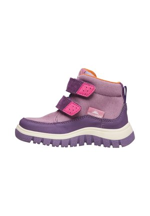Lila Wanderschuh mit zwei rosa Klettverschlüssen, strukturiertem Stoff, orangefarbenem Innenfutter und einer weißen Gummisohle mit einem strukturierten Profil.