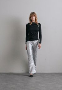 Stine Goya LONG SLEEVE WITH FIXED BUCKLE DAY TO EVENING - Top s dlhým rukávom - jet black