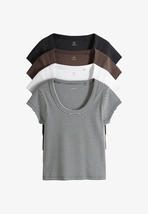 Vier T-shirts met korte mouwen en ronde hals opgestapeld, kleuren van voren naar achteren: zwart-witte strepen, wit, bruin en zwart.