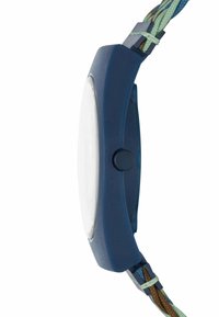 Marinblå klocka med ett slätt, runt hölje och ett flätat armband som kombinerar ljusblå, bruna och gröna nyanser. Inga markeringar eller siffror syns.