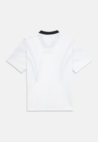 Fehér rövid ujjú ing fekete gallérral, sima textúrával és finom válldíszítésekkel. Hátulnézet, látható logók vagy minták nélkül.