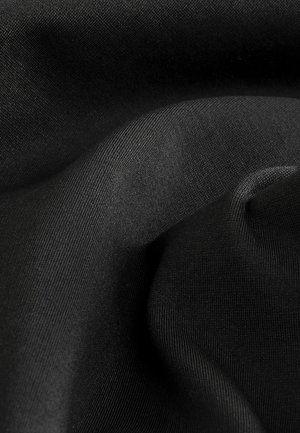 Svart tyg med en slät textur, med subtil lyster och fina åsar, draperat i mjuka veck som skapar ett flödande utseende.