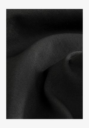 Zwart stof met een gladde textuur, met subtiele glans en fijne ribbels, gedrapeerd in zachte plooien, wat een vloeiende uitstraling creëert.