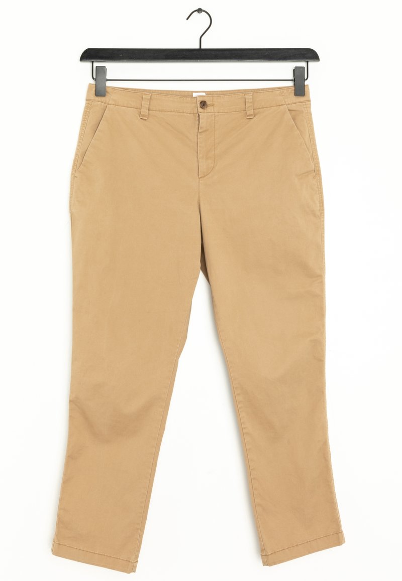 Chinos beige en coton, avec une coupe droite, fermeture éclair avec bouton, et poches latérales. Texture lisse ; sans motifs.