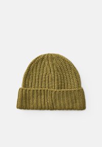 Bonnet en tricot de couleur olive, avec une texture côtelée, un ajustement snug et un design à revers, fabriqué en matériau en laine doux.