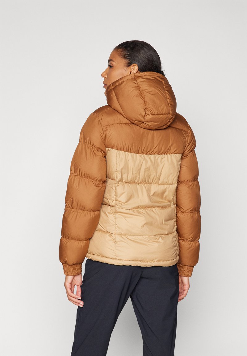 Brązowa i beżowa kurtka puchowa z kapturem, z pikowaną fakturą, elastycznymi mankietami i wzorem w blokach kolorów.