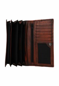 Cartera de cuero marrón con múltiples ranuras para tarjetas, un compartimento con cremallera y un bolsillo de malla. Superficie texturizada y detalles cosidos.