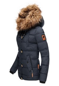 Jūrinės jūros puffer tipo striukė su dirbtinio kailio kapuce, priekiniais mygtukais, užtrauktuko kišene, raibais rankogaliais ir odiniu akcentu. Iš viso striukės paviršius yra siuvinėtas.