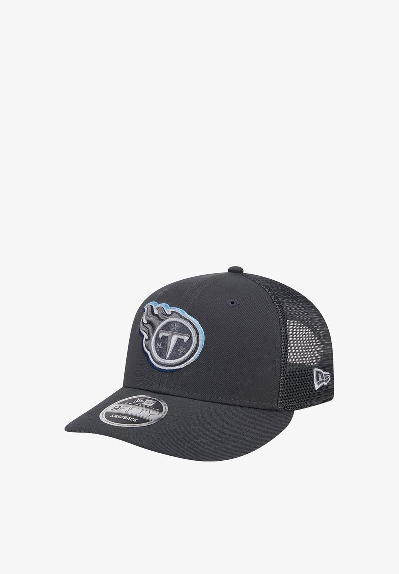 Schwarze Kappe mit Netzrücken, mit blauem gesticktem Teamlogo auf der Vorderseite. Gebogener Schirm und verstellbarer Snapback-Verschluss.