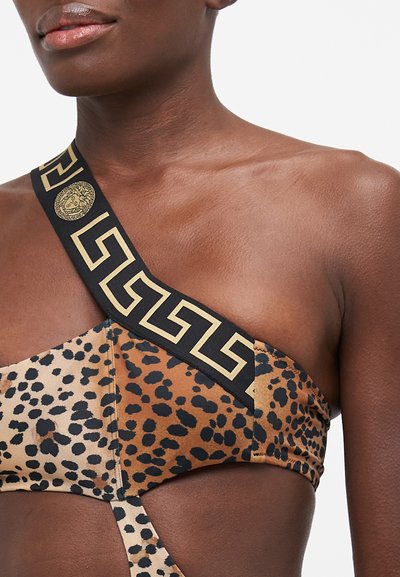 Bikini top s leopardím vzorom a čiernym ramienkom, ktoré má zlatý grécky kľúčový dizajn a akcent loga, s výrezom.