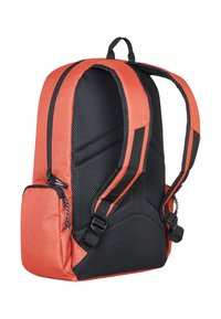 Červený a černý batoh s polstrovaným síťovaným zádovým dílem, dvěma zipovými oddíly a nastavitelnými popruhy. Disponuje pevnou rukojetí na vrchu pro snadný přenos.
