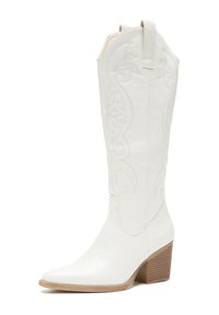 Bota de cowboy de cuero blanco con punta afilada, costuras decorativas, intrincados patrones florales y un tacón de madera en capas.