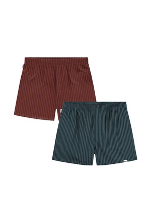 Zwei Paar gestreifte Boxershorts, eine dunkelrote und eine dunkelgrüne, beide mit elastischen Taillenbändern und kleinen weißen Markenzeichen.