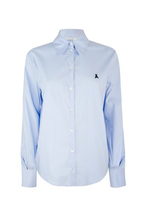 Camicia azzurra chiara con bottoni realizzata in cotone a righe. Presenta un colletto classico, maniche lunghe e un piccolo logo nero sul petto.