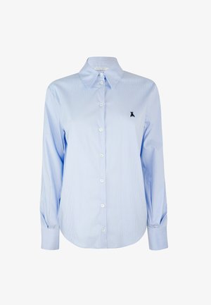 Camicia azzurra chiara con bottoni realizzata in cotone a righe. Presenta un colletto classico, maniche lunghe e un piccolo logo nero sul petto.