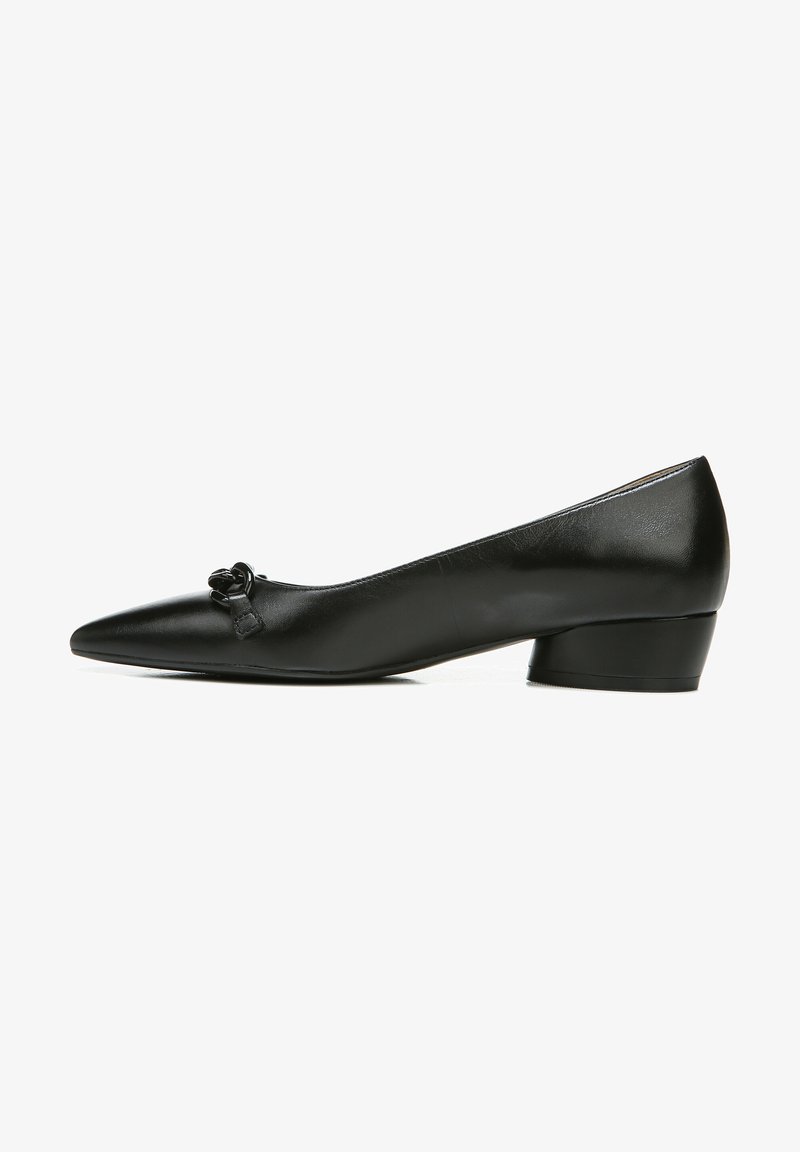 Zwarte leren pumps met een spitse neus en een lage blokhak, voorzien van een kleine decoratieve strikaccent op de bovenkant. Glad textuur.