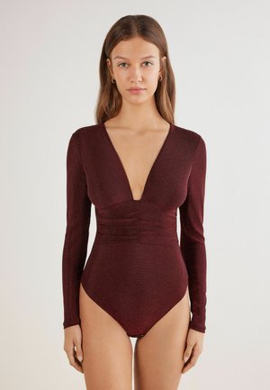 Burgundowy kostium kąpielowy z długim rękawem, głębokim dekoltem w serek, marszczeniami w talii oraz gładką, gładką teksturą.