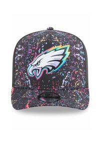 Schwarze Kappe mit buntem Spritzmuster, auf der Vorderseite mit einem auffälligen weißen und türkisfarbenen Adler-Logo. Snapback-Stil mit flachem Schirm.