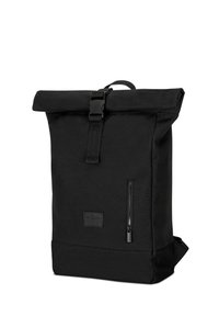 Svart rulltoppsryggsäck tillverkad av texturerat tyg. Har en framficka med dragkedja och ett robust spänne för säker förvaring.