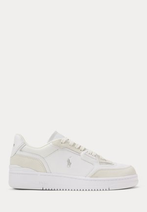 Sneaker bianca bassa con chiusura con lacci, dettagli in camoscio beige e piccolo logo ricamato di un giocatore di polo sul lato.