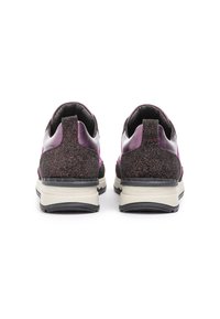 Czarno-fioletowe sneakersy z teksturowaną tylną częścią, metalicznymi akcentami i lekką podeszwą; wyróżniające się kontrastującymi materiałami i kolorami.