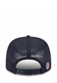 Kapitänsmütze mit einem Netzrücken, verstellbarem Riemen und einem kleinen NFL-Logo-Patch. Das Design ist rund mit verstärkten Nähten.