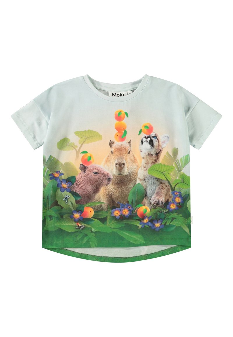Lichtblauw katoen t-shirt met een levendige grafiek van drie dieren tussen het groen, met fruit en bloemen in het ontwerp. Afgeronde zoom.