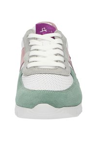 Sportliche Schuhe mit einem grünen Wildlederoberteil, pinken und grauen Akzenten, weißen Netzpaneelen und weißen Schnürsenkeln. Gummisohle mit leichtem Profil.