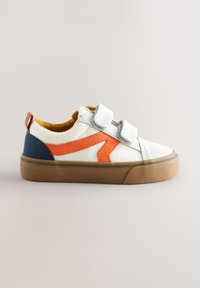 Leinwand-Sneaker mit weißem Obermaterial, orangefarbenem Zickzack-Design, marineblauen Akzenten und Klettverschlüssen. Verfügt über eine strukturierte, hellbraune Gummisohle.