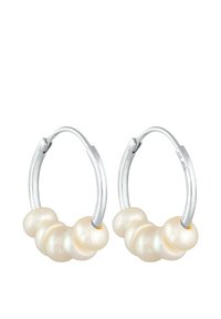 Strieborné kruhové náušnice so piatimi bielymi perlami, ktoré majú hladký povrch a okrúhle tvary. Elegantný a minimalistický dizajn.