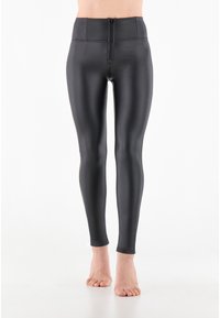 Leggings neri a vita alta realizzati in materiale liscio ed elasticizzato, con chiusura a zip frontale e design aderente che mette in risalto le gambe.