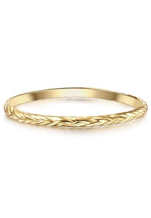 Dünnes goldenes Armband mit geflochtener Textur, das das Band umwickelt, gezeigt vor weißem Hintergrund.