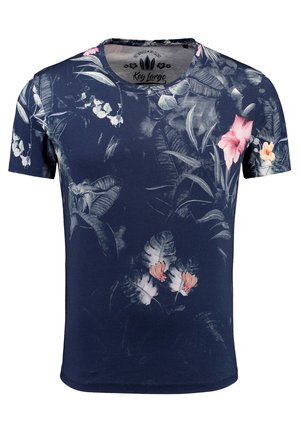 Granatowy t-shirt z krótkim rękawem z wyblakłymi nadrukami tropikalnych liści i różowych kwiatów oraz okrągłym dekoltem.