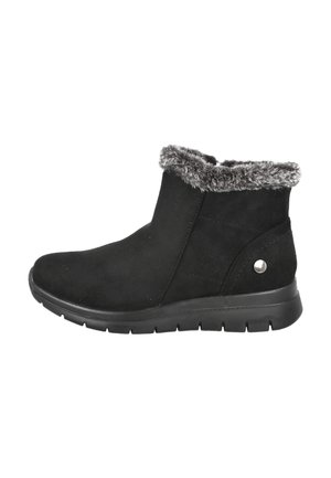 Botas de tobillo de ante negro con un collar de piel sintética gris, suela plana negra y un botón decorativo plateado en el lateral. Textura suave, diseño sencillo.