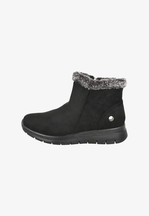 Botas de tobillo de ante negro con un collar de piel sintética gris, suela plana negra y un botón decorativo plateado en el lateral. Textura suave, diseño sencillo.