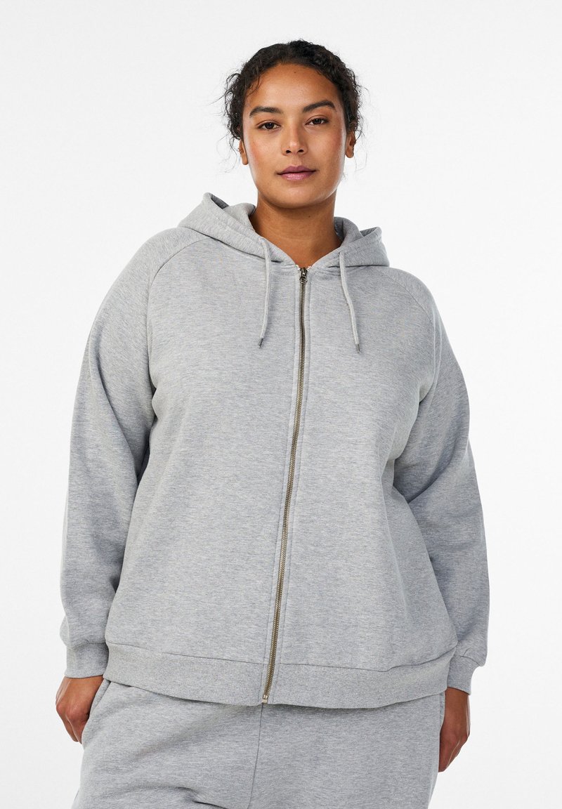 Felpa grigia con cappuccio e zip, caratterizzata da maniche raglan e una finitura testurizzata. Progettata con una cerniera frontale e polsini elastici.