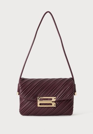 Petit sac à épaule violet foncé avec motif texturé diagonal et fermoir rectangulaire doré sur le rabat avant.