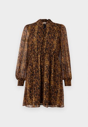 Luipaardprintjurk van sheer bruin stof met lange, opgeblazen mouwen, een hoge hals en een elastische taille, met een striksluiting bij de hals.