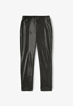 Černé umělé kožené kalhoty s hladkým povrchem, slim fit, přední kapsy a zapínání na knoflík. Obsahují vertikální švy pro zvýšení stylu.