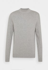 Pull gris à manches longues avec un col rond côtelé. Texture lisse, coupe classique et sans motifs visibles ni détails en matériel.