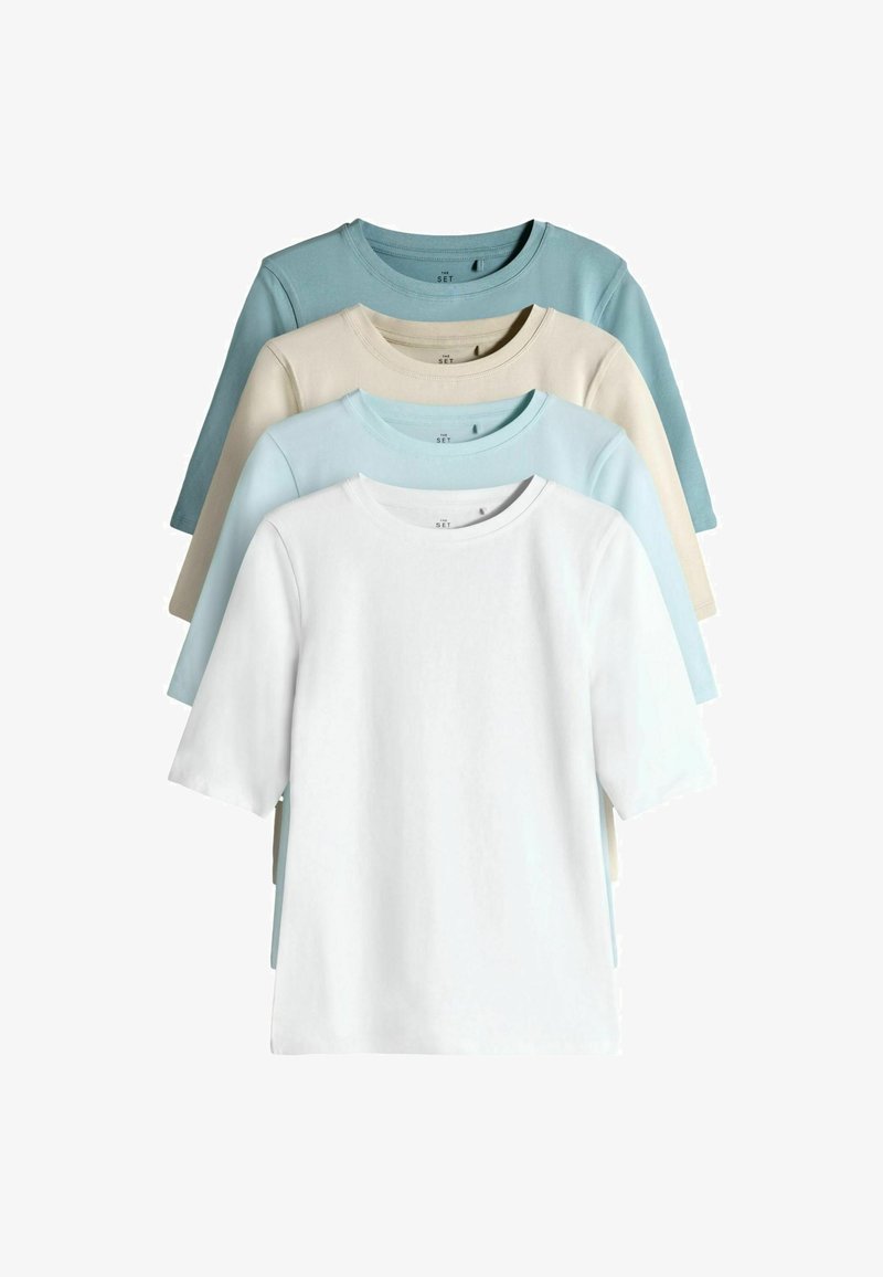 Ensemble de quatre t-shirts à manches courtes dans des couleurs claires : bleu ciel, beige doux, bleu pâle et blanc. Fabriqués en tissu de coton doux et respirant.