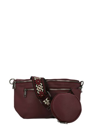 Borsa a tracolla in pelle bordeaux con due scomparti con zip e una pochette circolare staccabile, dotata di una tracolla nera con motivi geometrici rossi e bianchi.